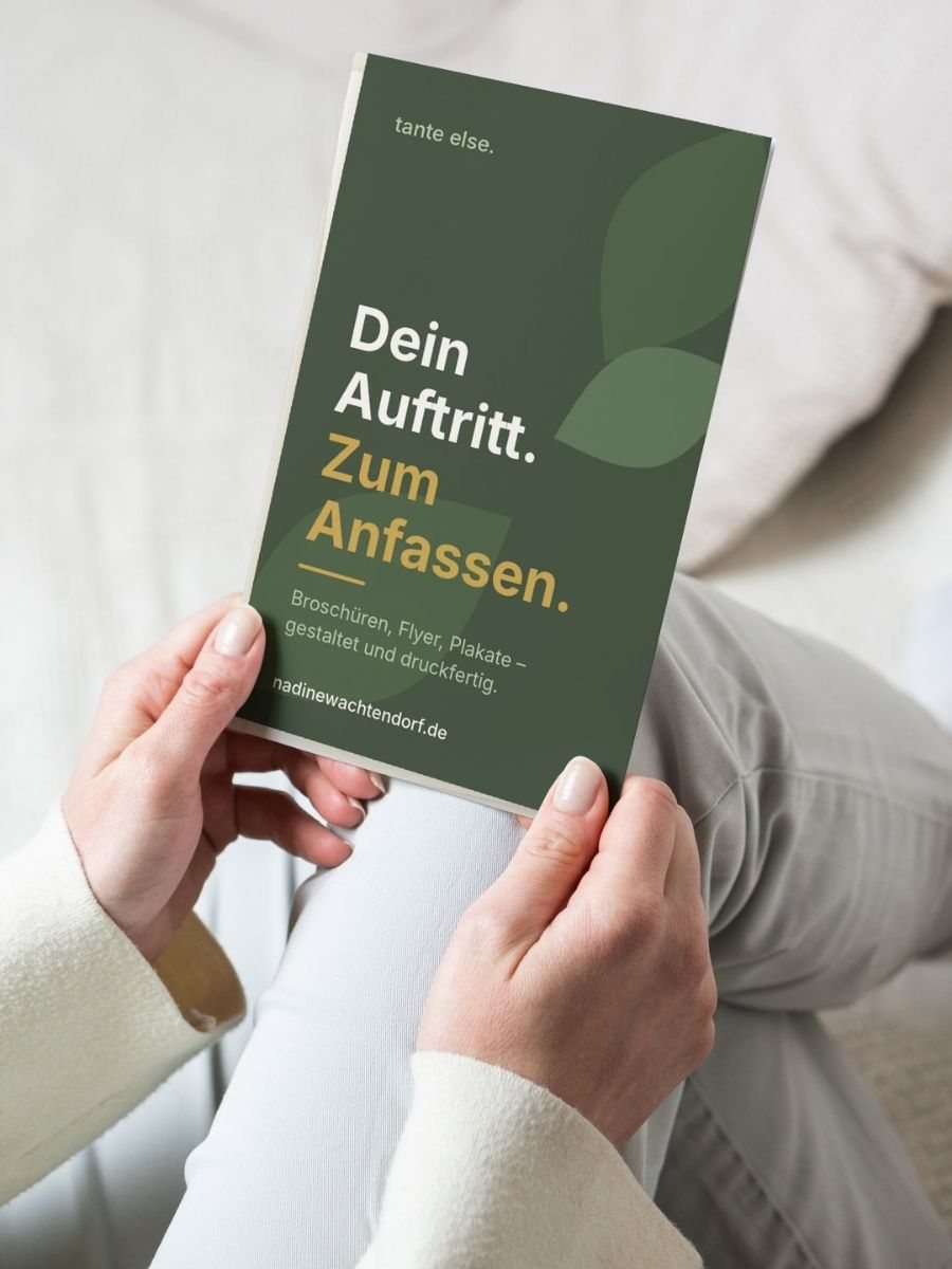 Hände halten eine grüne Broschüre von tante else.